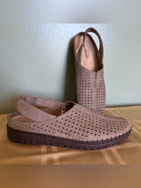 Easy Street Women's Sofresh Faux Suede Slip On Slingbacks flats tan size 7